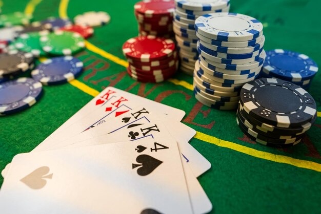 Live dealer baccarat game on mobile device via slot latoto app